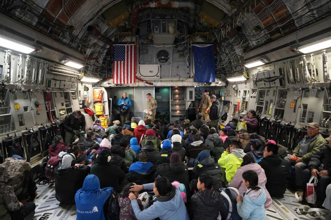 2025 年 10 月 16 日，基普努克的居民乘坐 C-17 军用运输机撤离。该村庄是受台风余波影响最严重的村庄之一。