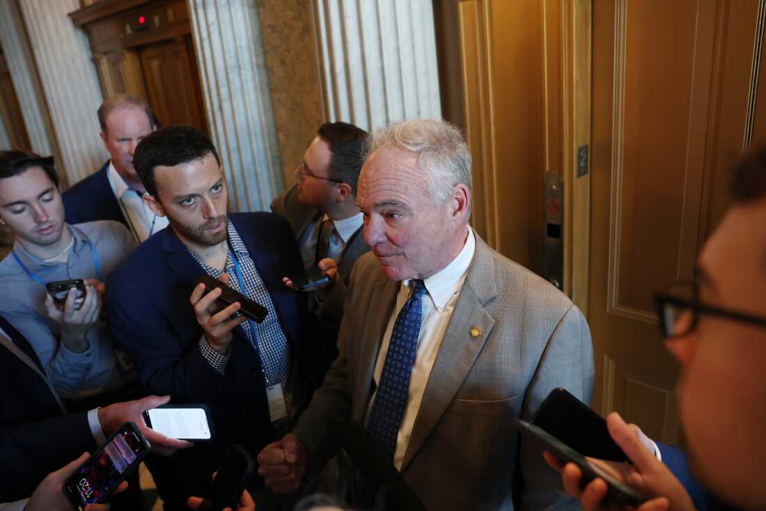 10 月 1 日，当参议员蒂姆·凯恩 (Tim Kaine) 在参议院议事厅外向记者发表讲话时，记者们拿着智能手机将其包围。