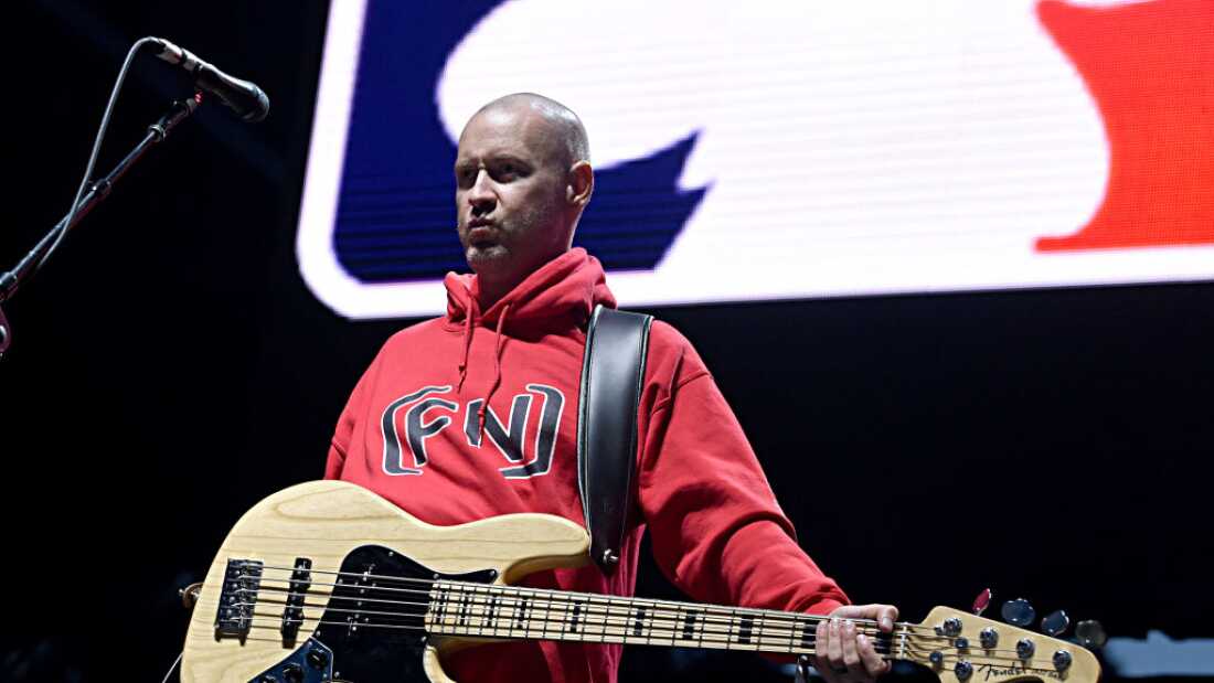Limp Bizkit 乐队的 Sam Rivers 于 2019 年 6 月 8 日在加利福尼亚州达纳角 Doheny 州立海滩的 KROQ Weenie Roast & Luau 舞台上表演。