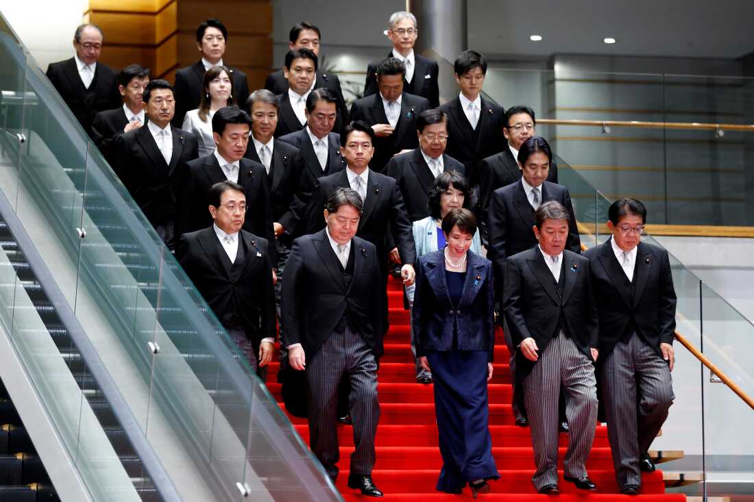 周二，日本首相高市早苗在东京首相办公室与新内阁成员合影。  