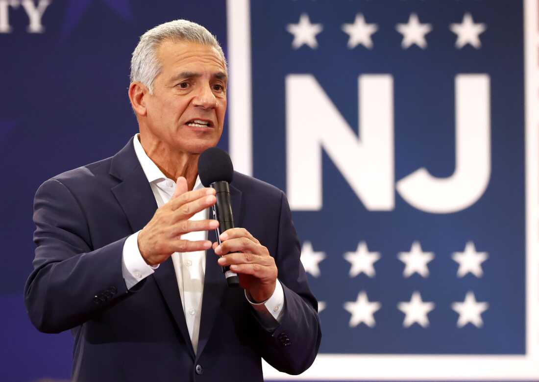 共和党人 Jack Ciattarelli 于 2025 年 9 月 21 日在新泽西州劳伦斯维尔与民主党人 Mikie Sherrill 举行的今年首次州长辩论中回答问题