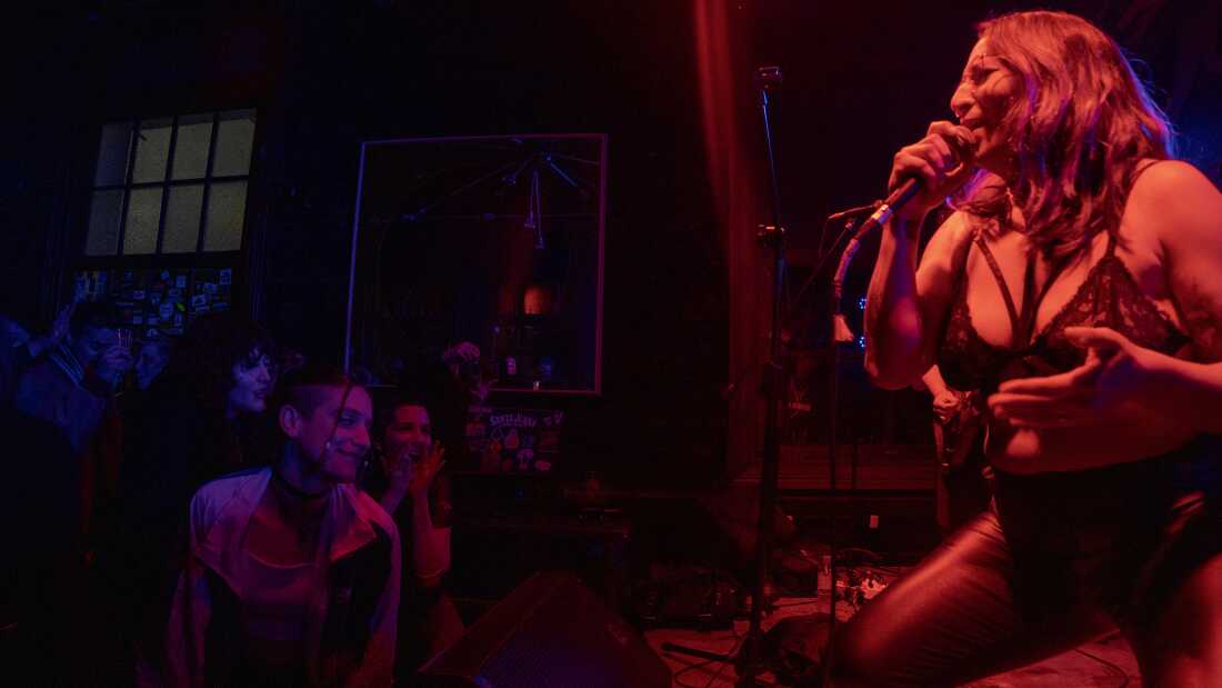 Cachitas Now!， una banda disidente, le canta a un public universitario y queer en La Plata. Lavocalista es Melissa Lobos Cachitas Now! 是一支持不同政见乐队，在拉普拉塔向大学和酷儿观众演唱。他们的歌手是梅丽莎·洛博斯。