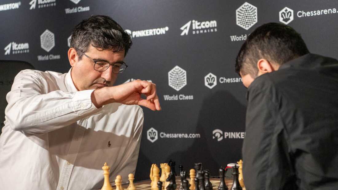 国际象棋大师弗拉基米尔·克拉姆尼克（左）和何塞·马丁内斯·阿尔坎塔拉于 2024 年 8 月 19 日在伦敦举行的世界国际象棋指责冲突锦标赛上展开对决。国际象棋联合会周三表示，正在调查克拉姆尼克对丹尼尔·纳罗迪茨基和其他精英棋手进行作弊的指控。