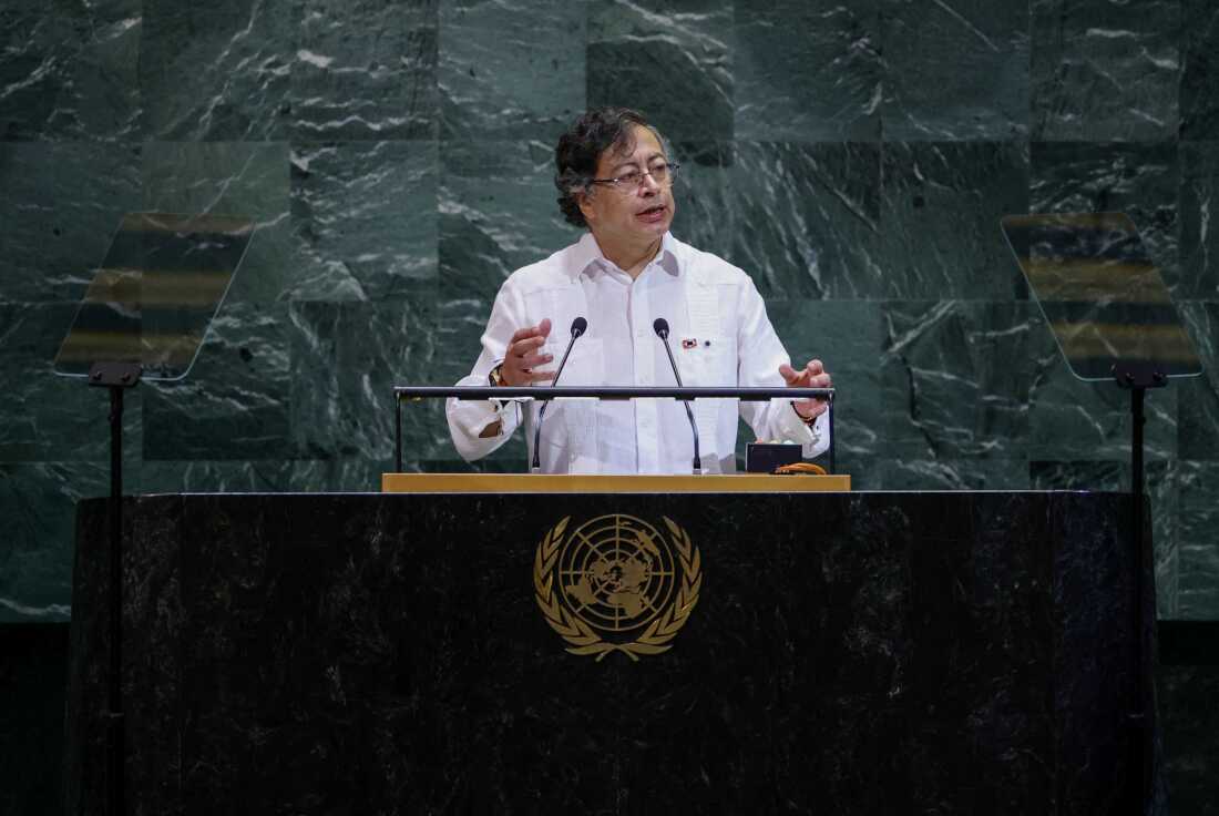9 月 23 日，哥伦比亚总统古斯塔沃·佩特罗站在配备两个麦克风的讲台前，在纽约举行的联合国大会上发表讲话。