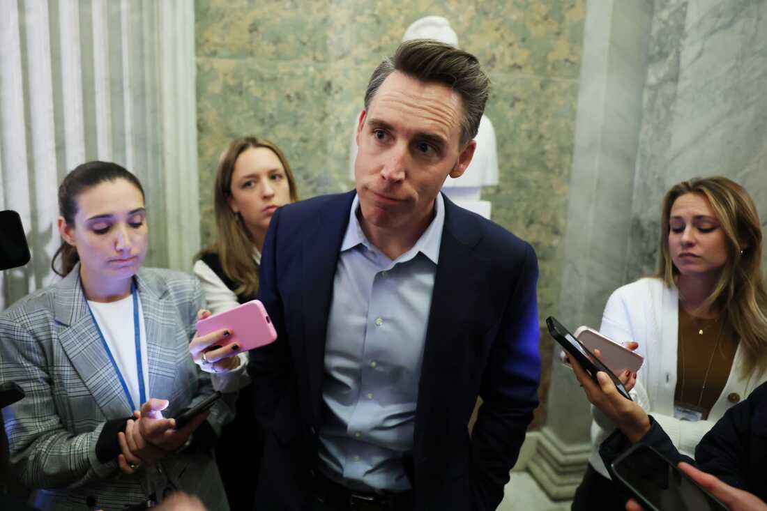 密苏里州共和党参议员乔什·霍利 (Josh Hawley) 10 月 27 日在美国国会大厦投票时向记者发表讲话。霍利提出了一项法案，将为农业部提供拨款，以便在因停工而失效期间提供 SNAP 福利。