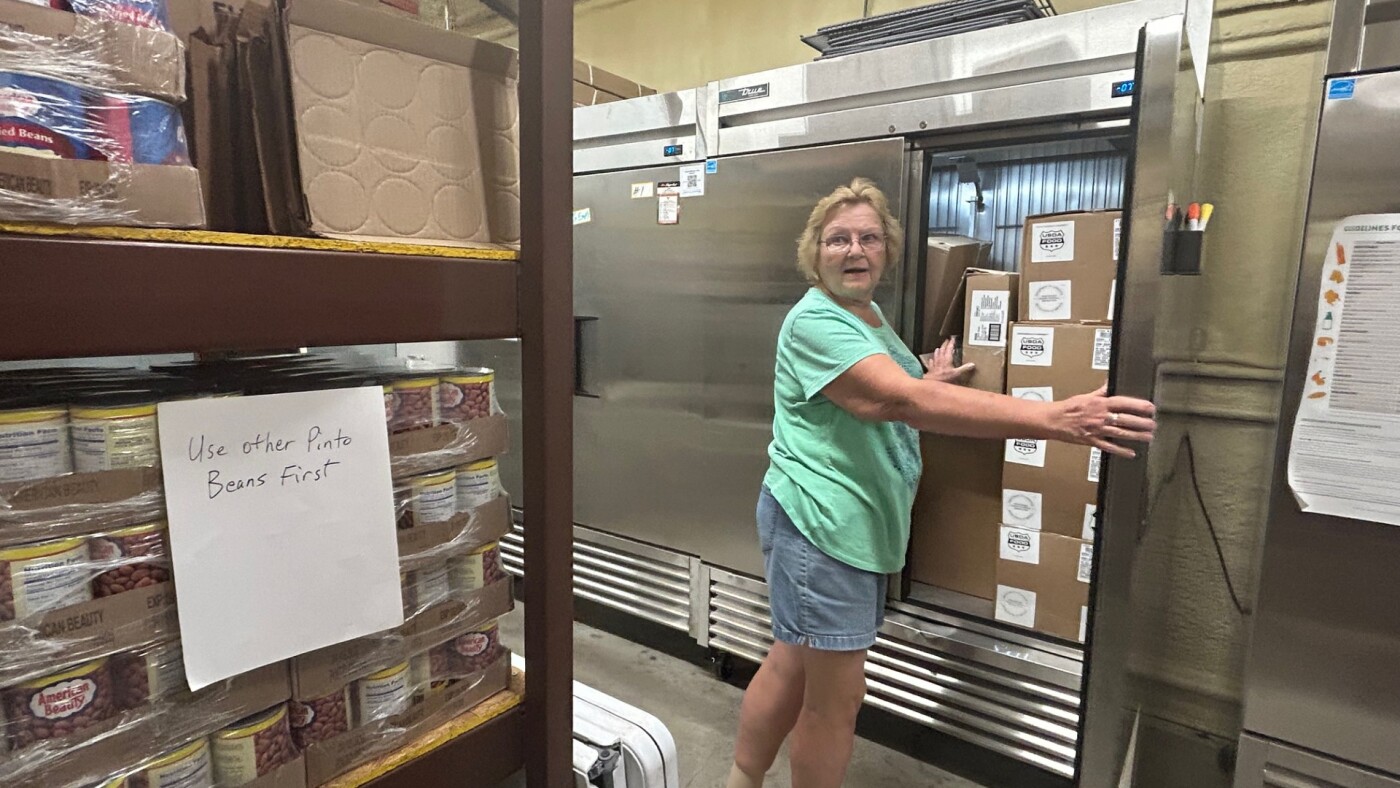 “帮助者需要帮助”——食品银行准备迎接 SNAP 悬崖迫在眉睫的影响：NPR