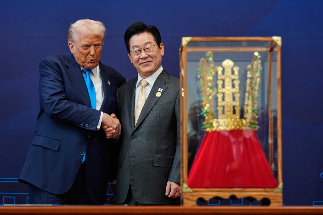2025 年 10 月 29 日星期三，在韩国庆州国立博物馆举行的崇高荣誉仪式上，唐纳德·特朗普总统与韩国总统李在明握手，并接受了金冠礼物和木槿花大勋章（未露面）。