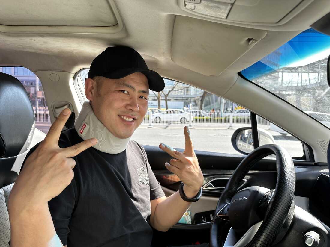 现年36岁的肖·韦（Shao Wei）说，他从事乘车业务以偿还债务。他不住在汽车上，他每天租用并清洗以避免气味。他同情在汽车上睡觉的驾驶员，并因其车辆的气味而受到雇主和乘客的惩罚。