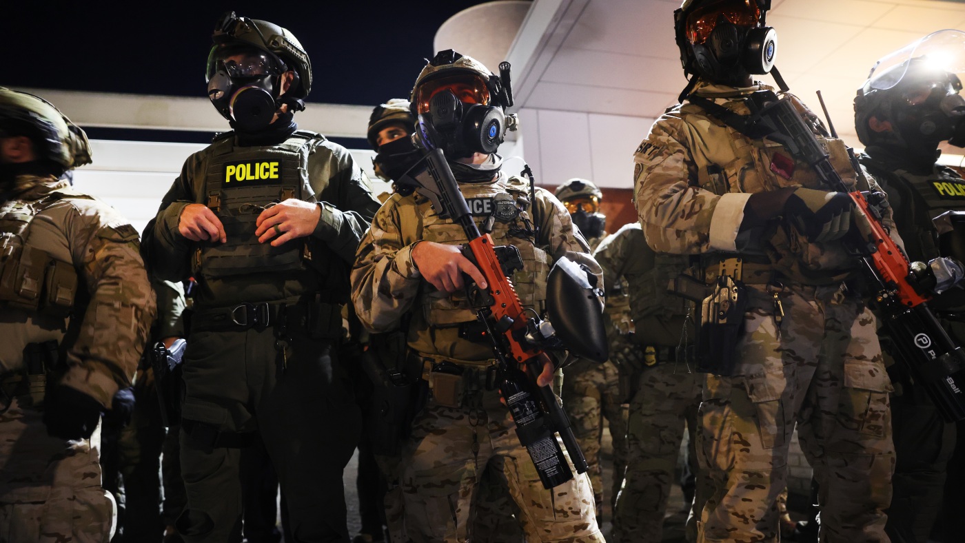 伊利诺伊州提起诉讼，阻止特朗普部署国民警卫队并加入俄勒冈州：NPR