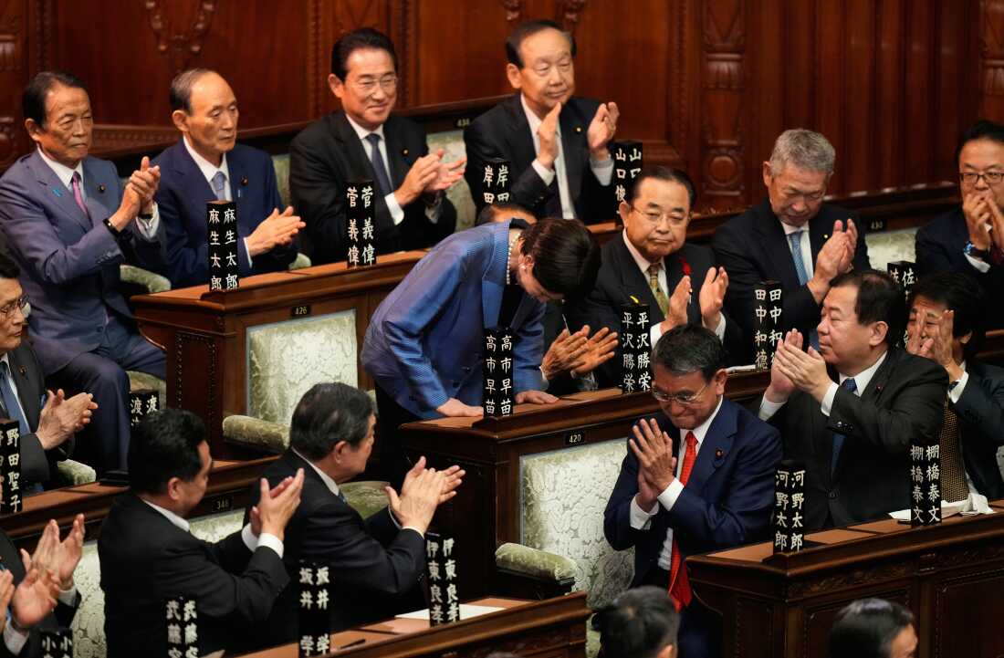 周二在日本东京举行的议会会议上，高市早苗在当选日本新首相时鞠躬。