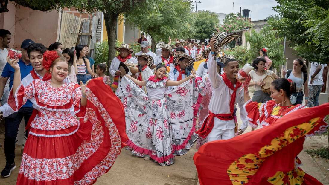 Grupos Gaiteros，Bailarines YPúblicoEn将军，Desfilan Hacia El Cementerio de San Jacinto，哥伦比亚，El 14 De Agosto de 2022。