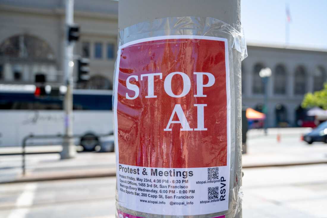2025 年 5 月 20 日，加利福尼亚州旧金山市街道上的灯杆上贴着红色 STOP AI 抗议传单，其中附有会议详细信息。