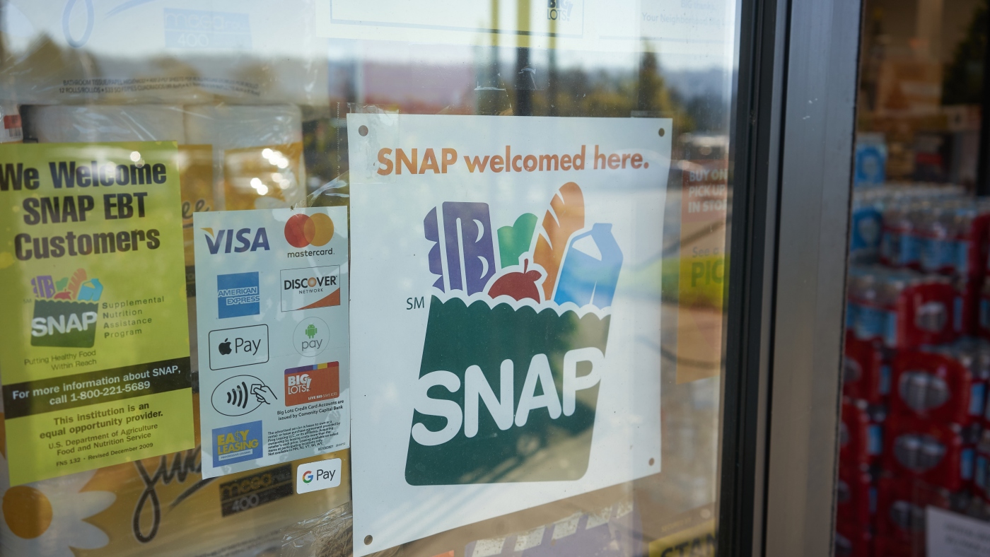 特朗普政府表示不会支付 11 月 SNAP 福利后，民主党提起诉讼：NPR