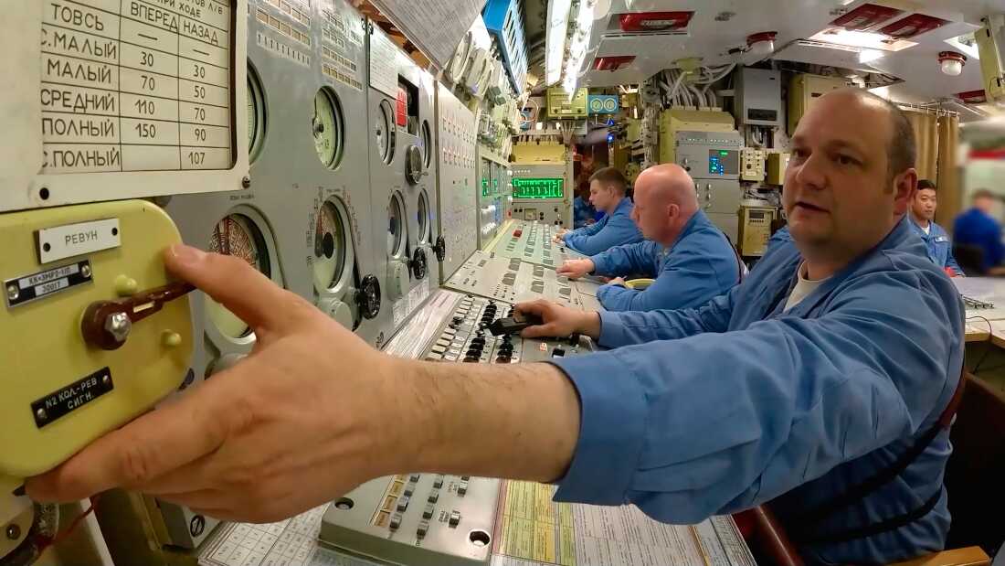 这张照片取自俄罗斯国防部新闻处于2025年10月22日星期三发布的视频，俄罗斯海军布良斯克号核潜艇的船员准备在俄罗斯核力量演习期间进行洲际弹道导弹的发射练习。