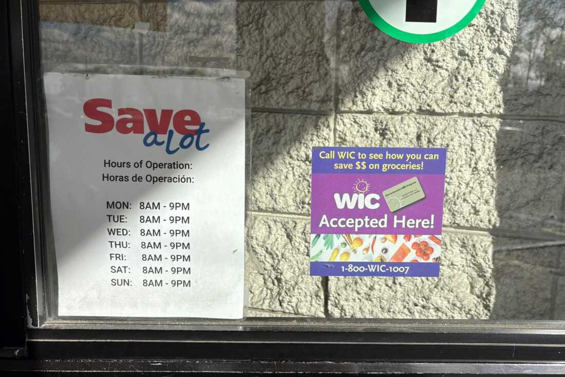 马萨诸塞州斯普林菲尔德的 Save A Lot 杂货店门口有一个标牌，上面写着该店接受妇女、婴儿和儿童特殊补充营养计划（也称为 WIC）的福利。