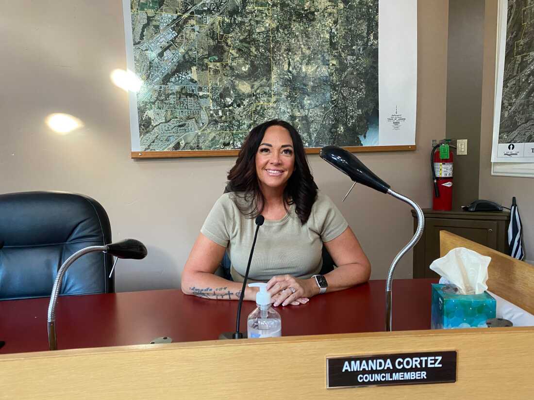 加利福尼亚州卢米斯市镇议会成员、共和党人阿曼达·科尔特斯 (Amanda Cortez) 反对重新划分选区。