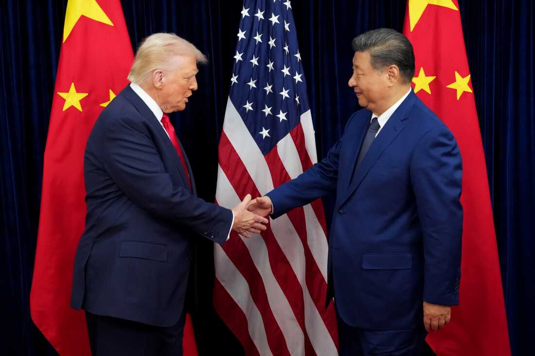 特朗普总统于 2025 年 10 月 30 日在韩国釜山金海空军基地举行双边会议之前会见中国国家主席习近平。