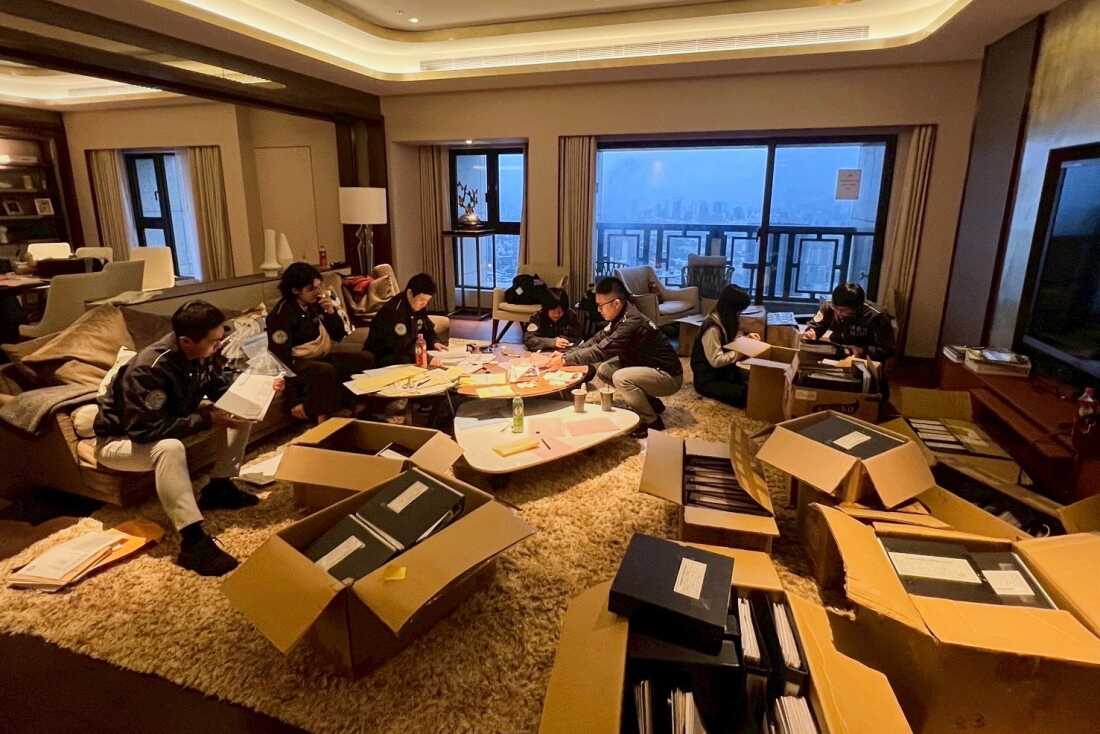 在司法部调查局发布的这张照片中，2025 年 11 月 4 日星期二，调查局特工在台湾台北查获了犯罪诈骗集团涉嫌头目的一套公寓后检查文件。