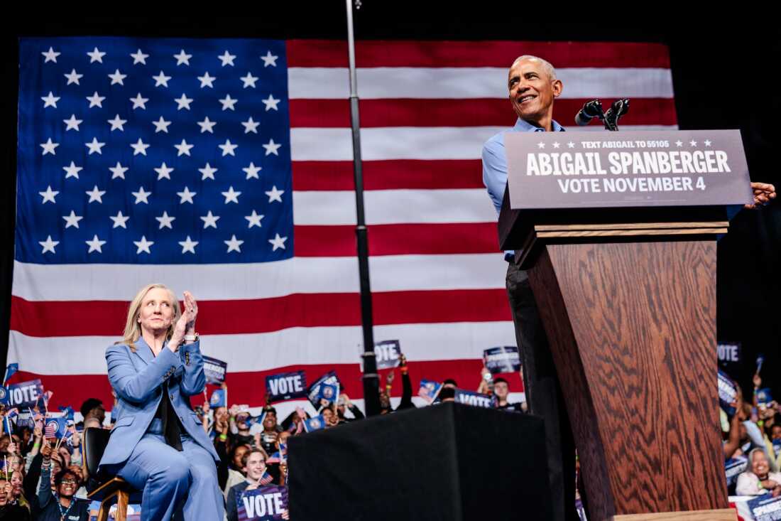 11 月 1 日，前总统巴拉克·奥巴马 (Barack Obama) 与前国会女议员、弗吉尼亚州民主党州长候选人阿比盖尔·斯潘伯格 (Abigail Spanberger) 一起在诺福克查特威竞技场 (Chartway Arena) 举行集会。