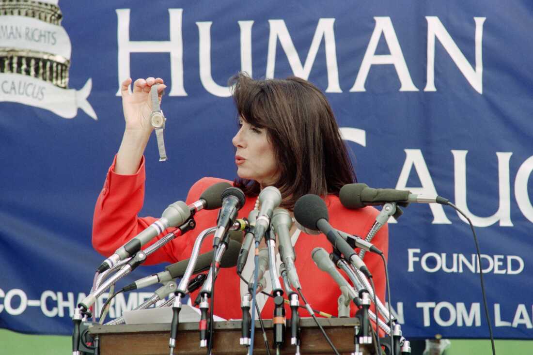 加利福尼亚州众议员南希·佩洛西 (Nancy Pelosi) 持有一块据称于 1991 年 6 月 4 日从中国走私出境的手表。 - 佩洛西表示，这些手表是送给帮助镇压天安门广场抗议者的士兵的。