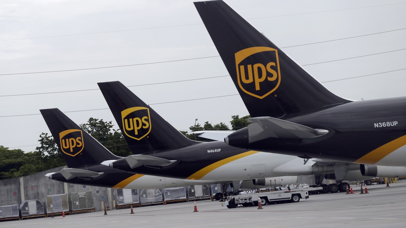 一些 UPS 和 FedEx 飞机已停飞。这对于假日运输意味着什么？