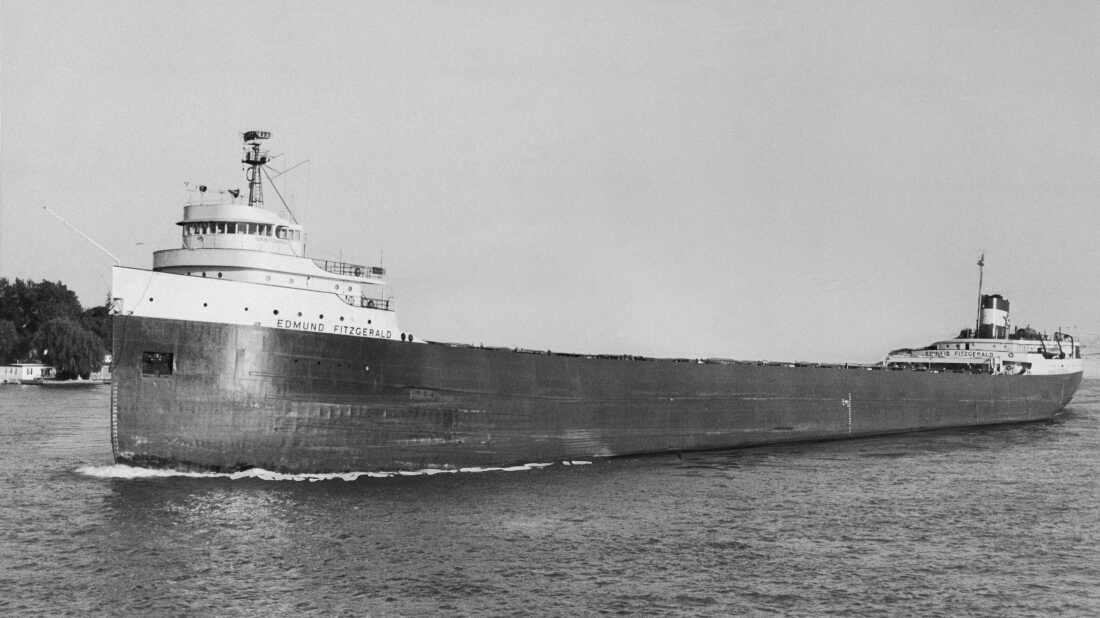 729 英尺长的矿船 Edmund Fitzgerald（1972 年资料照片）位于密歇根州玛丽。