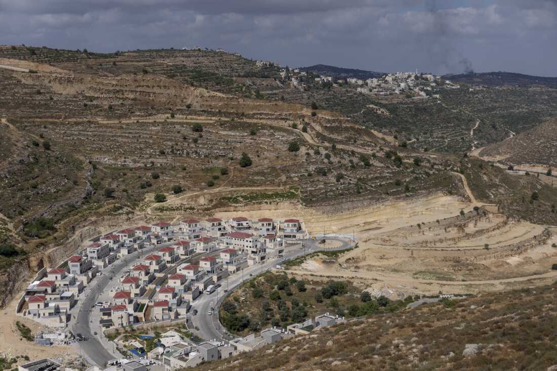 2023 年 6 月 18 日，西岸以色列定居点 Givat Ze'ev 出现新住房项目。福音派基督徒支持以色列定居点的扩建。