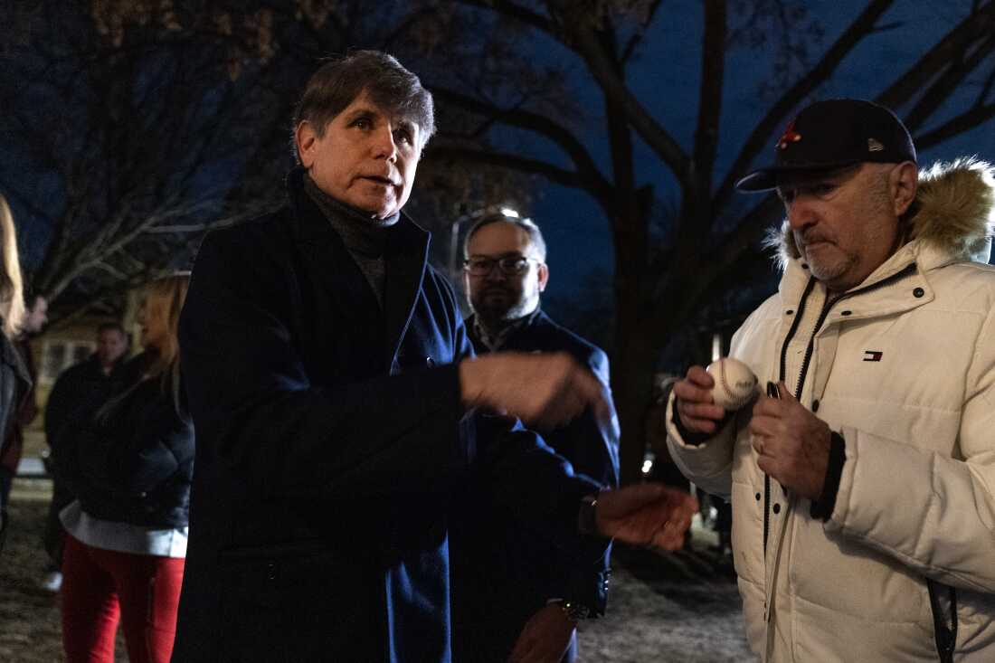 前伊利诺伊州州长罗德·布拉戈耶维奇 (Rod Blagojevich) 在向媒体讲述二月份特朗普总统对他的赦免后，在芝加哥的家外签名。