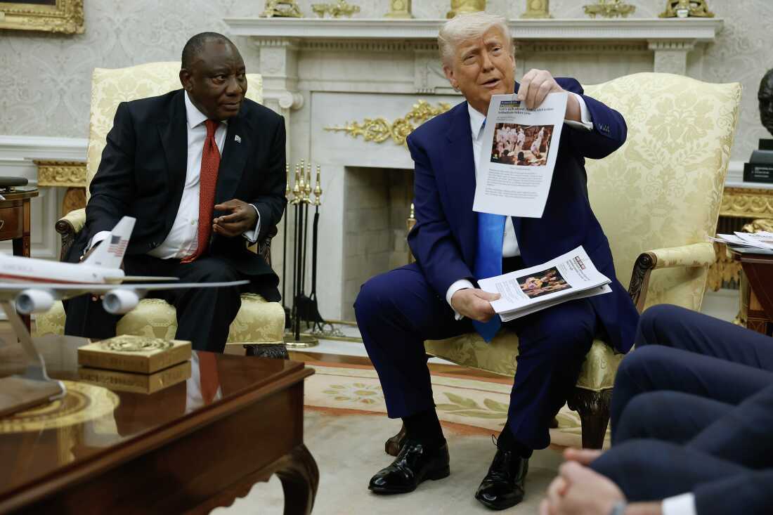 5 月份，特朗普总统在椭圆形办公室与南非总统西里尔·拉马福萨 (Cyril Ramaphosa) 会面时，手举一篇新闻文章，讨论他所称的南非白人南非荷兰语广泛被杀害的情况。南非官员表示，这些说法是错误的。