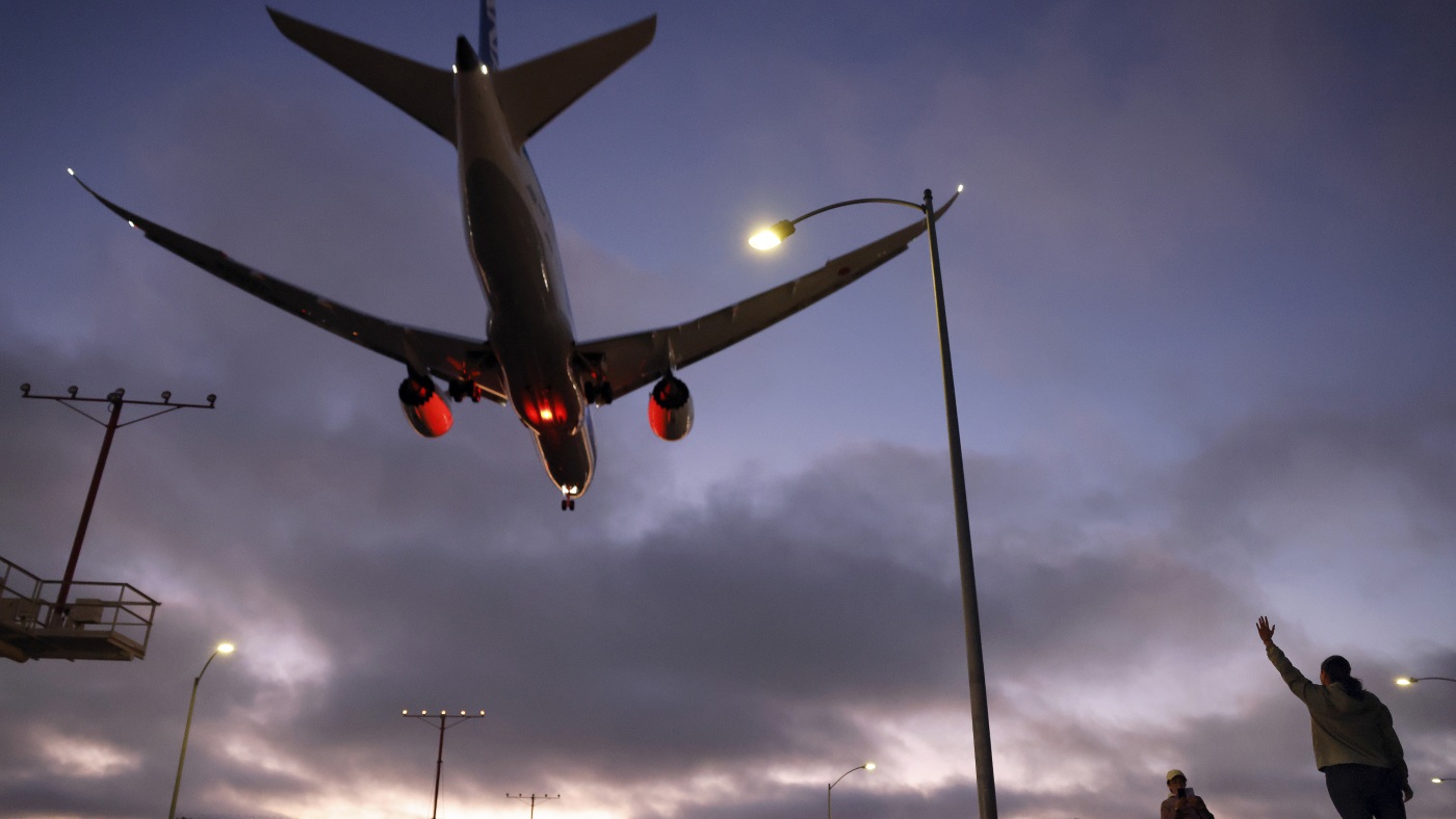 FAA 将空中交通量减少 10%。并且，特朗普政府计划对 SNAP 裁决提出上诉