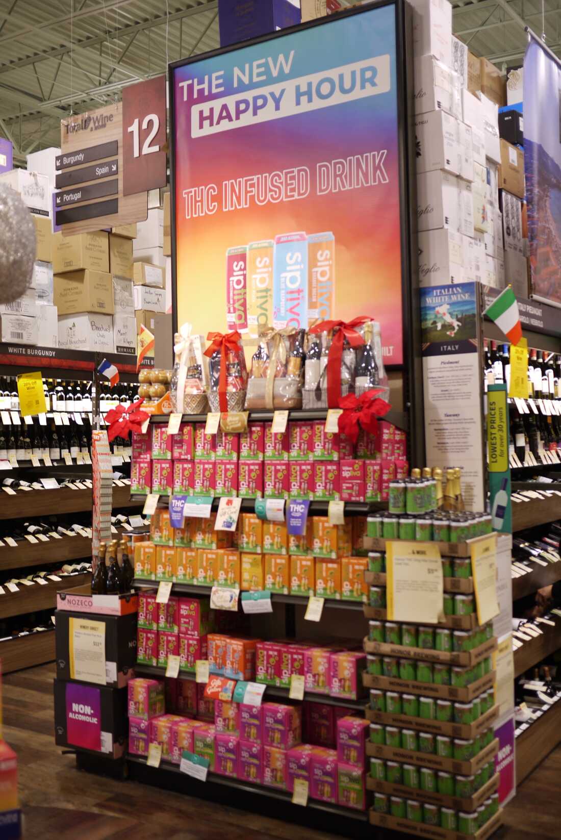弗吉尼亚州阿灵顿的 Total Wine and More 展示的 THC 饮料上有一个标牌，上面写着“新欢乐时光”。
