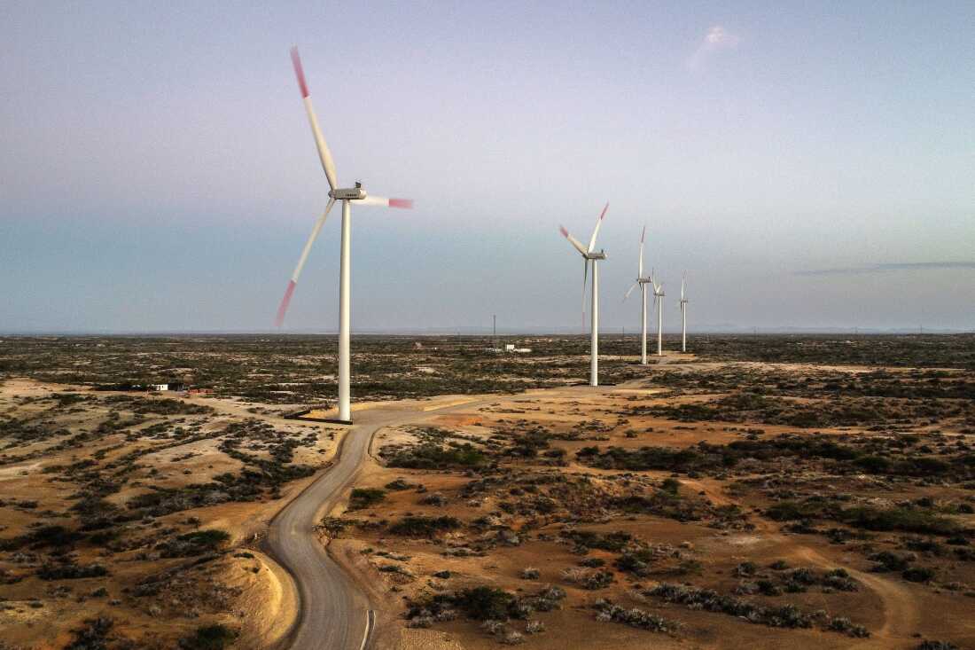 2023 年 2 月 22 日，哥伦比亚拉瓜希拉省乌里比亚省拉贝拉角附近的 Guajira 1 Eolic 能源项目中可以看到风车。 - 瓦尤族土著正在领导一场堂吉诃德式的斗争，反对将哥伦比亚最北部视为可再生能源矿的跨国公司。