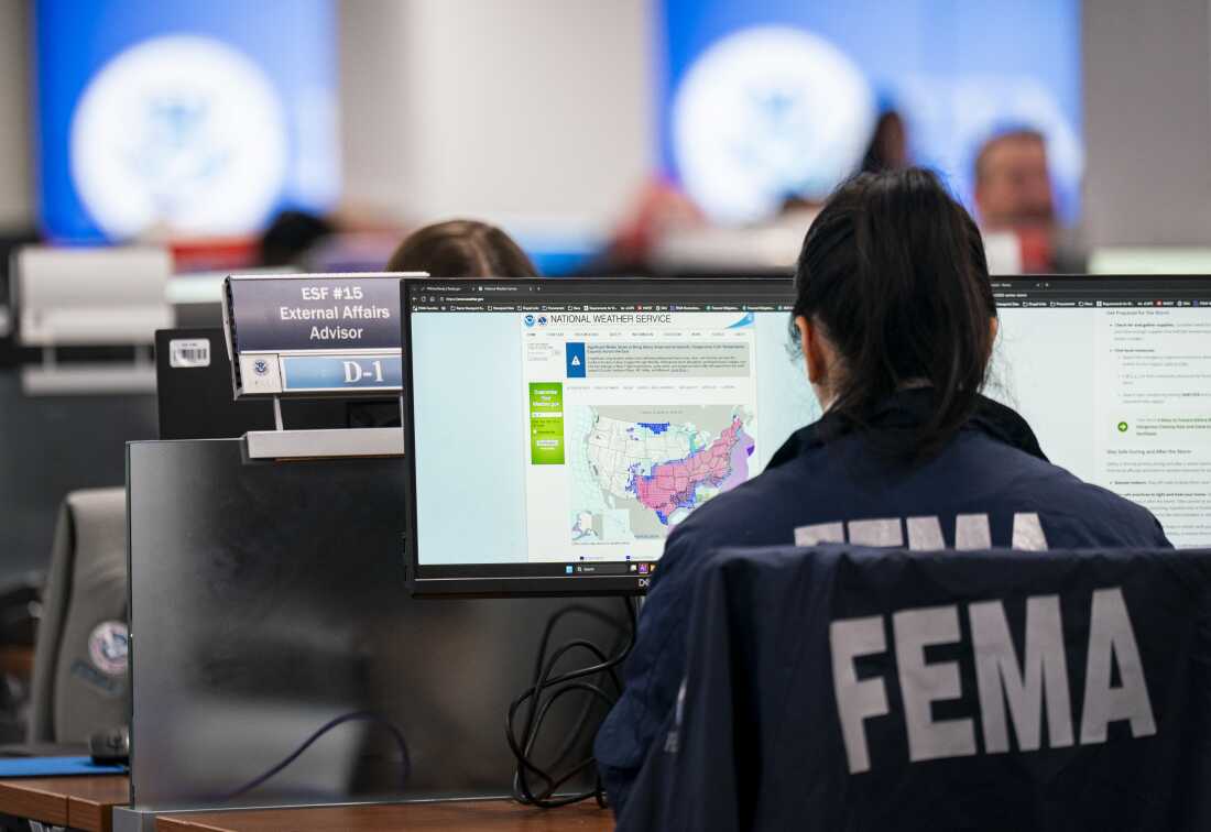 2026 年 1 月 24 日，华盛顿特区 FEMA 总部，国家响应协调中心的一名工作人员正在查看即将到来的冬季风暴的地图