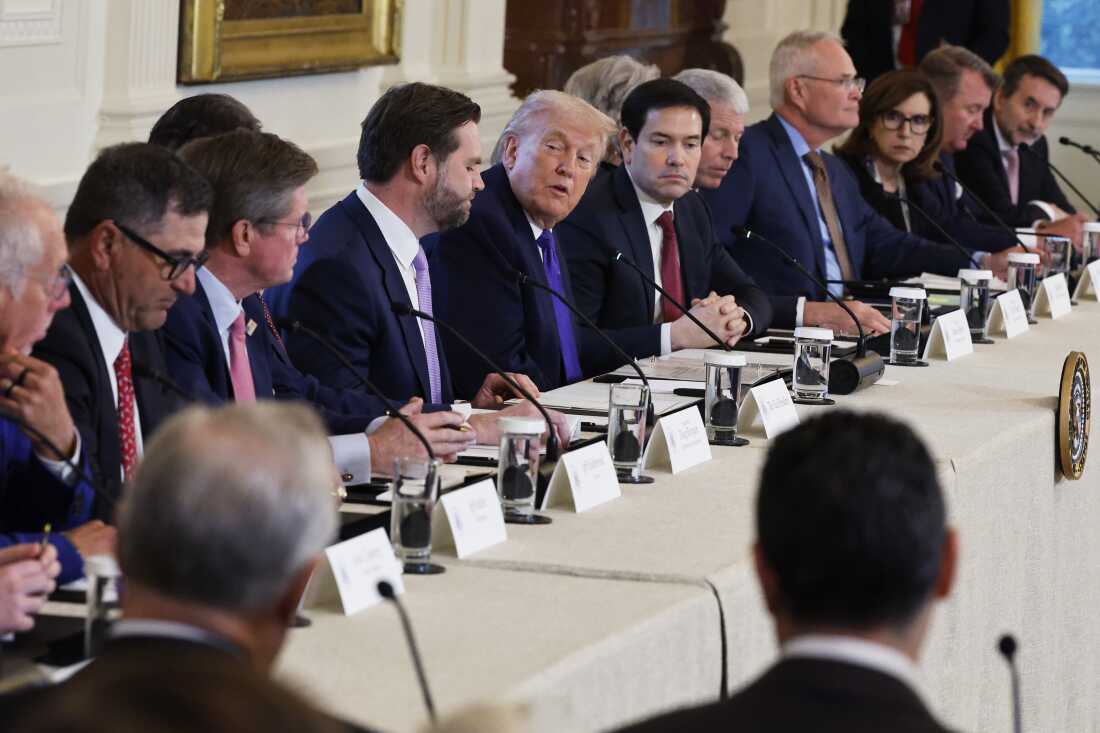 上个月，特朗普总统在白宫召集石油交易商和石油高管讨论委内瑞拉石油问题。 