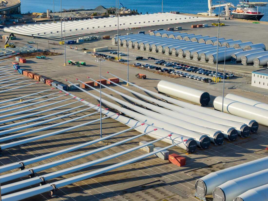 风力涡轮机底座、发电机和叶片位于朴茨茅斯海洋码头，这里是 Dominion Energy 弗吉尼亚海岸海上风电项目的集结区。