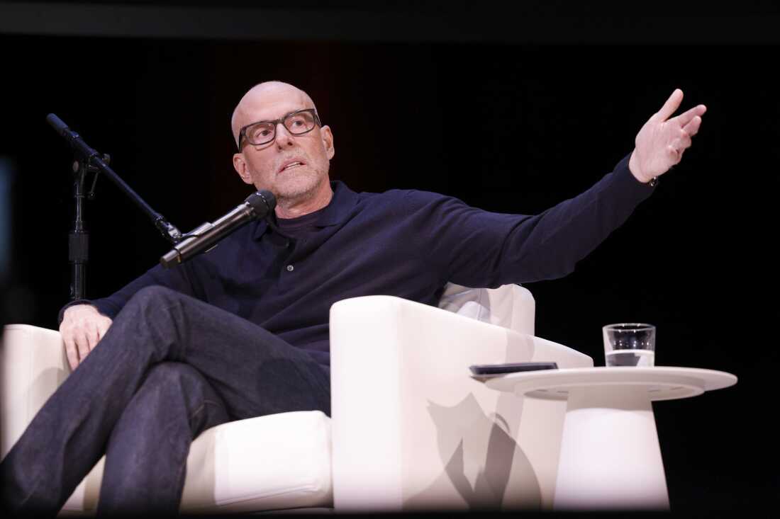 斯科特·加洛韦 (Scott Galloway) 于 2025 年 11 月 13 日在加利福尼亚州旧金山的悉尼戈德斯坦剧院 (Sydney Goldstein Theatre) 举办的 Vox Media Pivot 巡演期间在舞台上发表讲话。