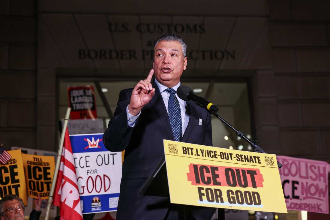 加利福尼亚州民主党参议员亚历克斯·帕迪拉 (Alex Padilla) 于 2026 年 1 月 13 日在华盛顿特区的美国海关和边境保护局举行的 ICE Out for Good 抗议活动中发表讲话