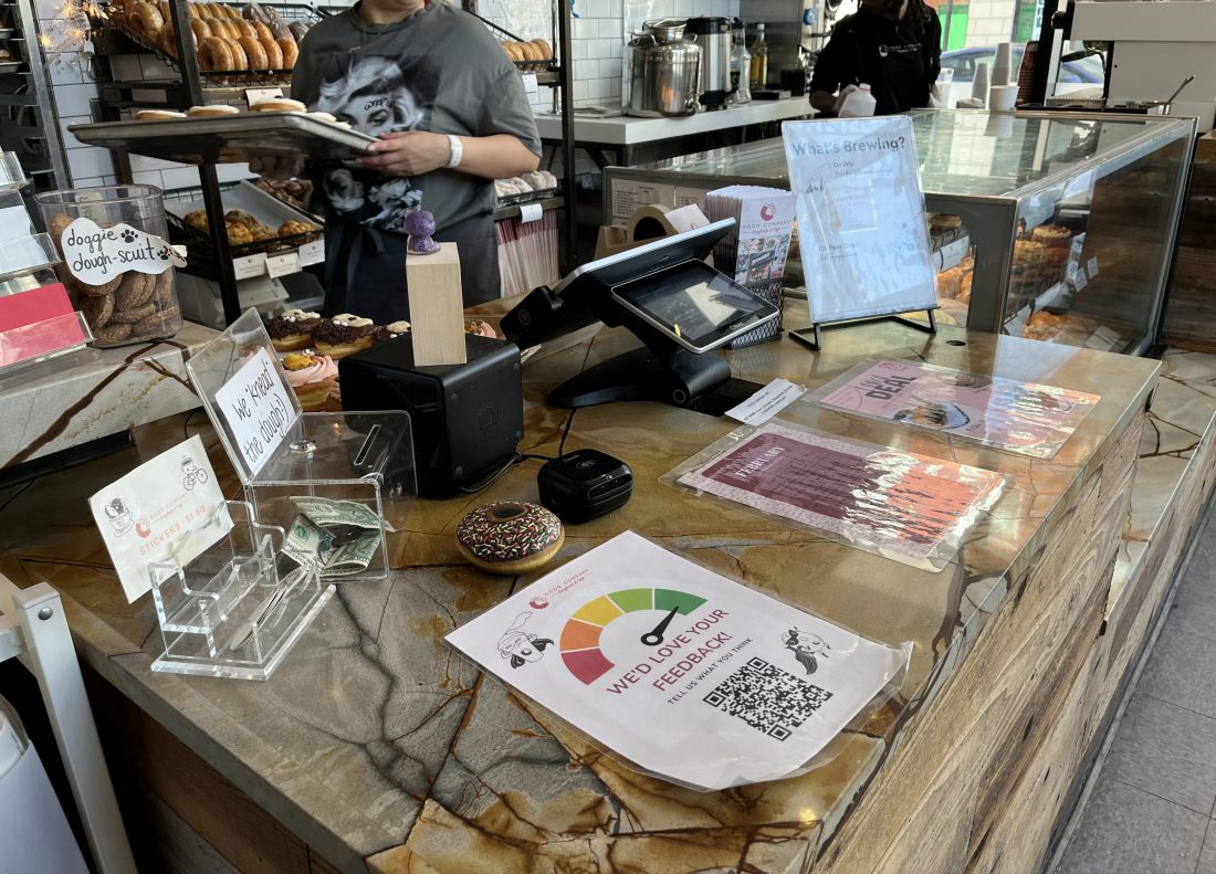 弗吉尼亚州阿灵顿的 Good Company Donuts 的二维码邀请顾客提供反馈。该商店的联合创始人表示，评论只是现在经营业务的一部分。