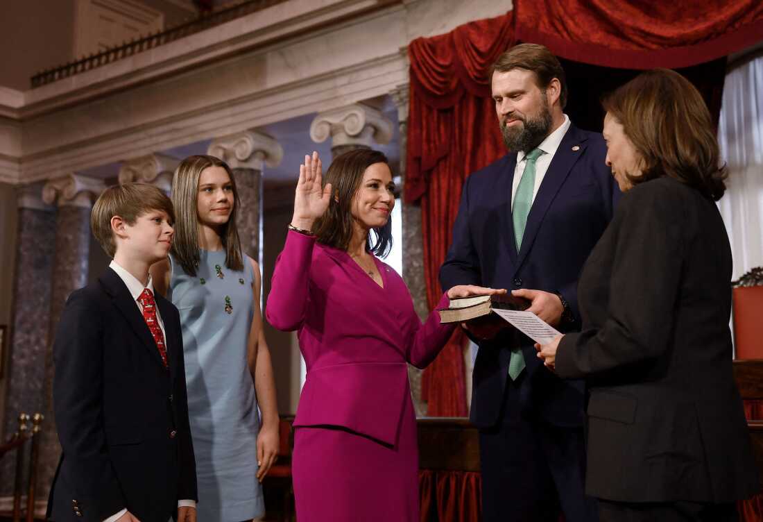 2023 年 1 月 3 日，副总统卡马拉·哈里斯 (Kamala Harris) 主持第 118 届国会议员凯蒂·布里特 (Katie Britt) 宣誓就职。40 岁的布里特成为当选参议员的最年轻的共和党女性。