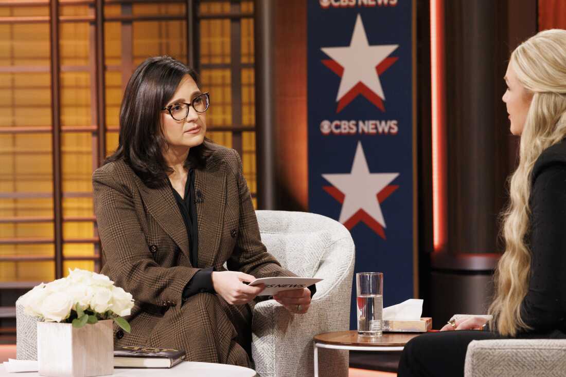 12 月，CBS 新闻主编 Bari Weiss 在 CBS 市政厅活动中采访了保守派活动家埃里卡·柯克 (Erika Kirk)。