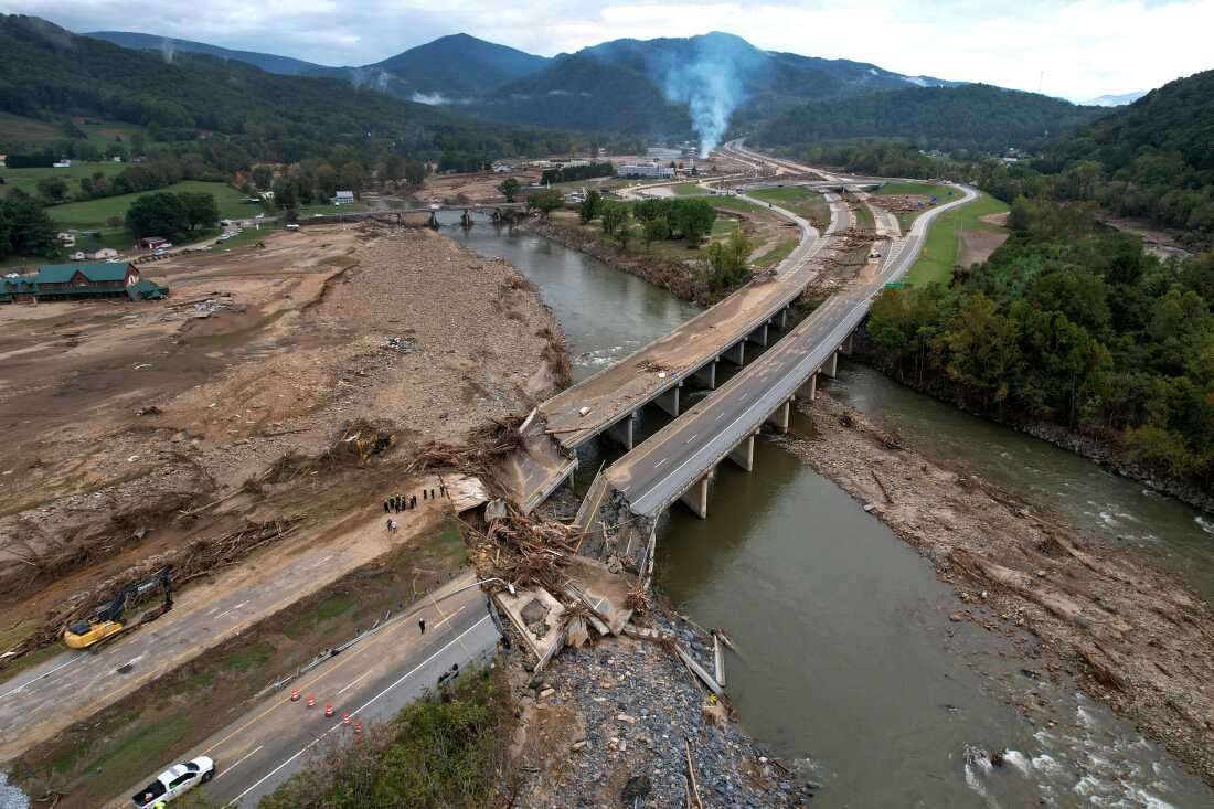 田纳西州欧文市的一座桥梁被 2024 年海伦飓风引发的洪水摧毁。