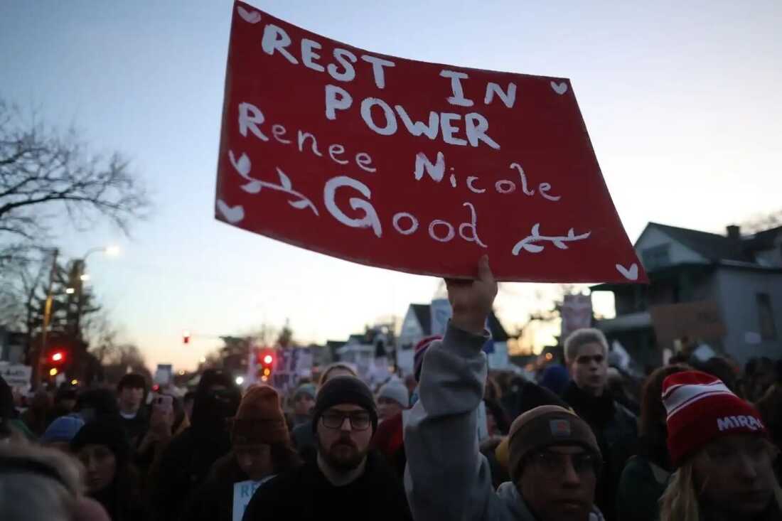1 月 9 日，明尼阿波利斯，一名示威者举着纪念蕾妮·麦克林·古德 (Renee Macklin Good) 一生的标语。
