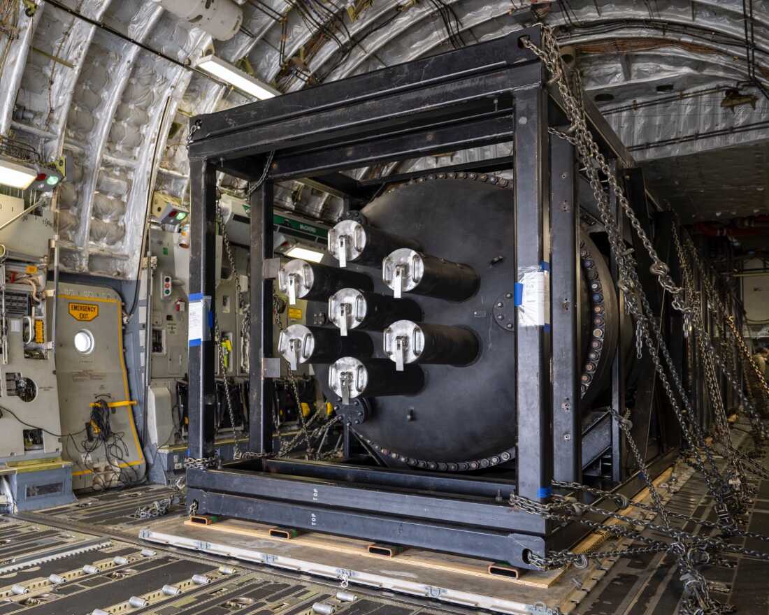 由 Valar Atomics 建造的实验反应堆位于 C-17 Globemaster 内。五角大楼最近将没有核燃料的反应堆从加利福尼亚州运送到犹他州的试验场。
