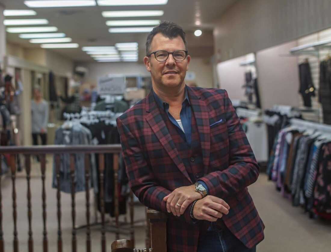 丹尼·雷诺兹 (Danny Reynolds) 依靠供应商进口新娘礼服，并在他位于印第安纳州的斯蒂芬森埃尔克哈特 (Stephenson's of Elkhart) 商店出售。他想知道那些向他收取关税的供应商是否会将任何退款发送给他的下游企业。