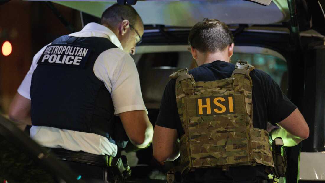 2025 年 8 月 14 日，华盛顿特区，美国联邦调查局 (FBI)、大都会警察局 (MPD)、国土安全调查局 (HSI) 和美国移民和海关执法局 (ICE) 官员在交通堵塞期间搜查汽车内部。虽然华盛顿特区没有 287(g) 协议，但 MPD 官员可以与联邦移民执法机构合作。