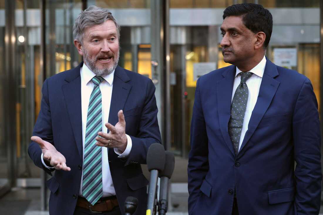2 月 9 日，众议员托马斯·马西（Thomas Massie）（左）和众议员罗·卡纳（Ro Khanna）出现在司法部外，他们一直在领导众议院推动战争权力投票。