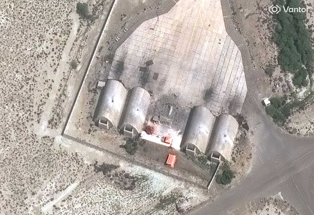 科纳拉克空军基地的加固飞机掩体遭到精确弹药的袭击。