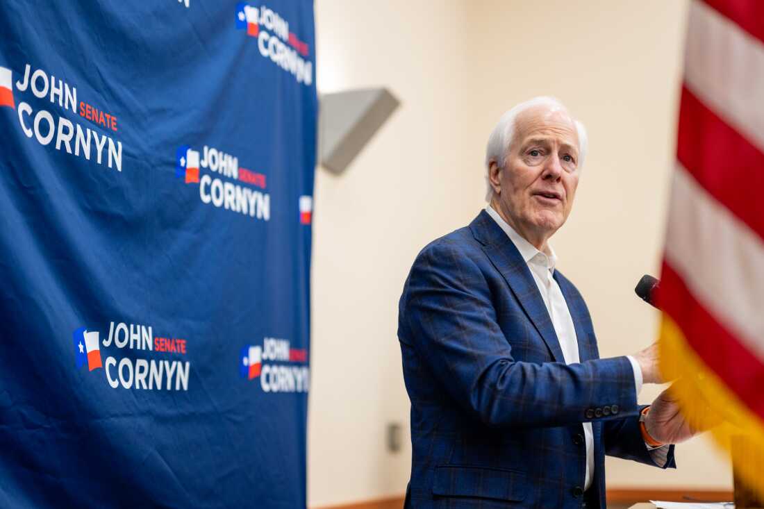 3 月 2 日，得克萨斯州共和党参议员约翰·科宁 (John Cornyn) 在得克萨斯州谢尔茨市政中心会议厅举行的“退出投票”竞选集会上发表讲话。在 3 月 3 日初选之前，科宁继续与对手德克萨斯州总检察长肯·帕克斯顿和德克萨斯州共和党众议员韦斯利·亨特进行竞选活动。 （布兰登·贝尔/盖蒂图片社拍摄）
