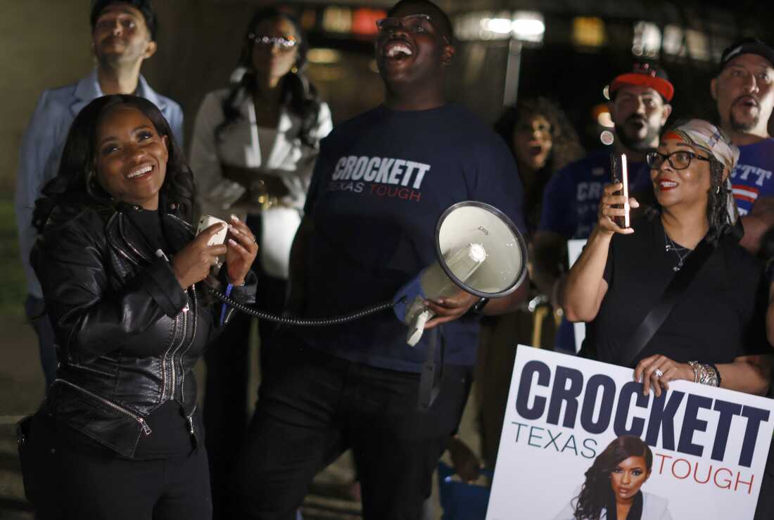 2026 年 2 月 27 日，民主党众议员 Jasmine Crockett 在德克萨斯州达拉斯的投票站外对支持者做出反应