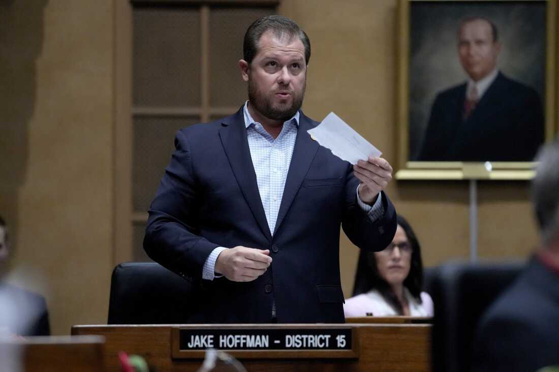 亚利桑那州参议员杰克·霍夫曼 (Jake Hoffman) 出现在美国司法部恢复持枪权的名单上，这张照片出现在 2024 年在凤凰城国会大厦的照片中。
